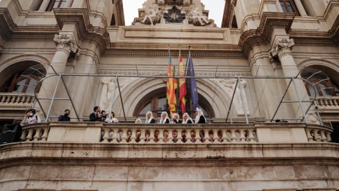 Le Falleras e la Corte de Honor presso l’Ayuntamiento di Valencia dopo una Mascletá