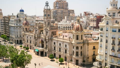 El Ayuntamiento visto desde el Ateneo Sky Bar en la Plaza del Ayuntamiento de Valencia