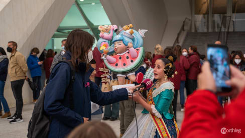 Fallera siendo entrevistada durante la recogida del ninot