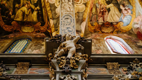 Escultura de un ángel en la iglesia de San Nicolás de Bari y San Pedro Mártir en Valencia