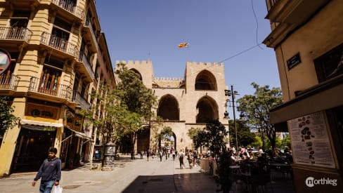 Torres Serranos viste dalle strade del centro storico di Valencia