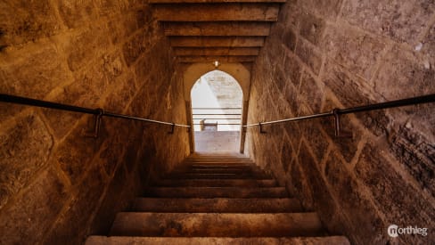 Escaleras dentro de las Torres de Serranos en Valencia