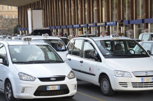 Taxis en la estación Termini de Roma