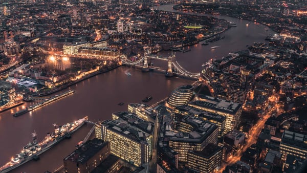 Lungofiume di Londra di notte