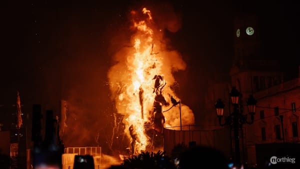 Falla del Ayuntamiento being burnt during La Cremà - Fallas Valencia