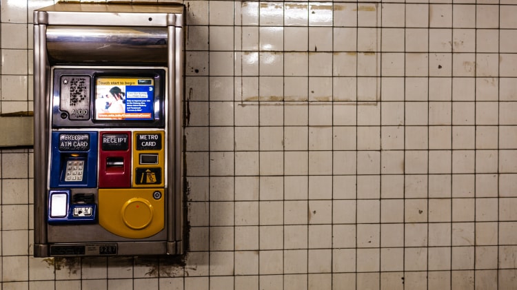 Máquina expendedora de MetroCard en una estación de metro en la ciudad de Nueva York