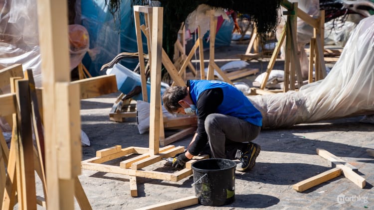 Plantá - Fallero working on falla in Valencia