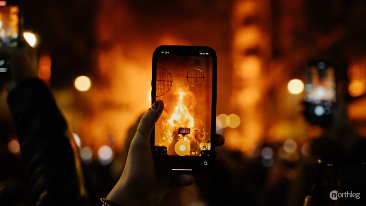 Person taking picture of La Cremà