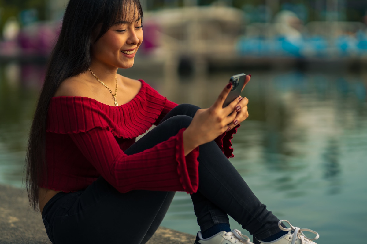 Instagram limits clickable links in feed posts, making it tricky to turn followers into paying clients. Here are six simple ways to get your audience off Instagram and onto your Attentive Wren storefront.