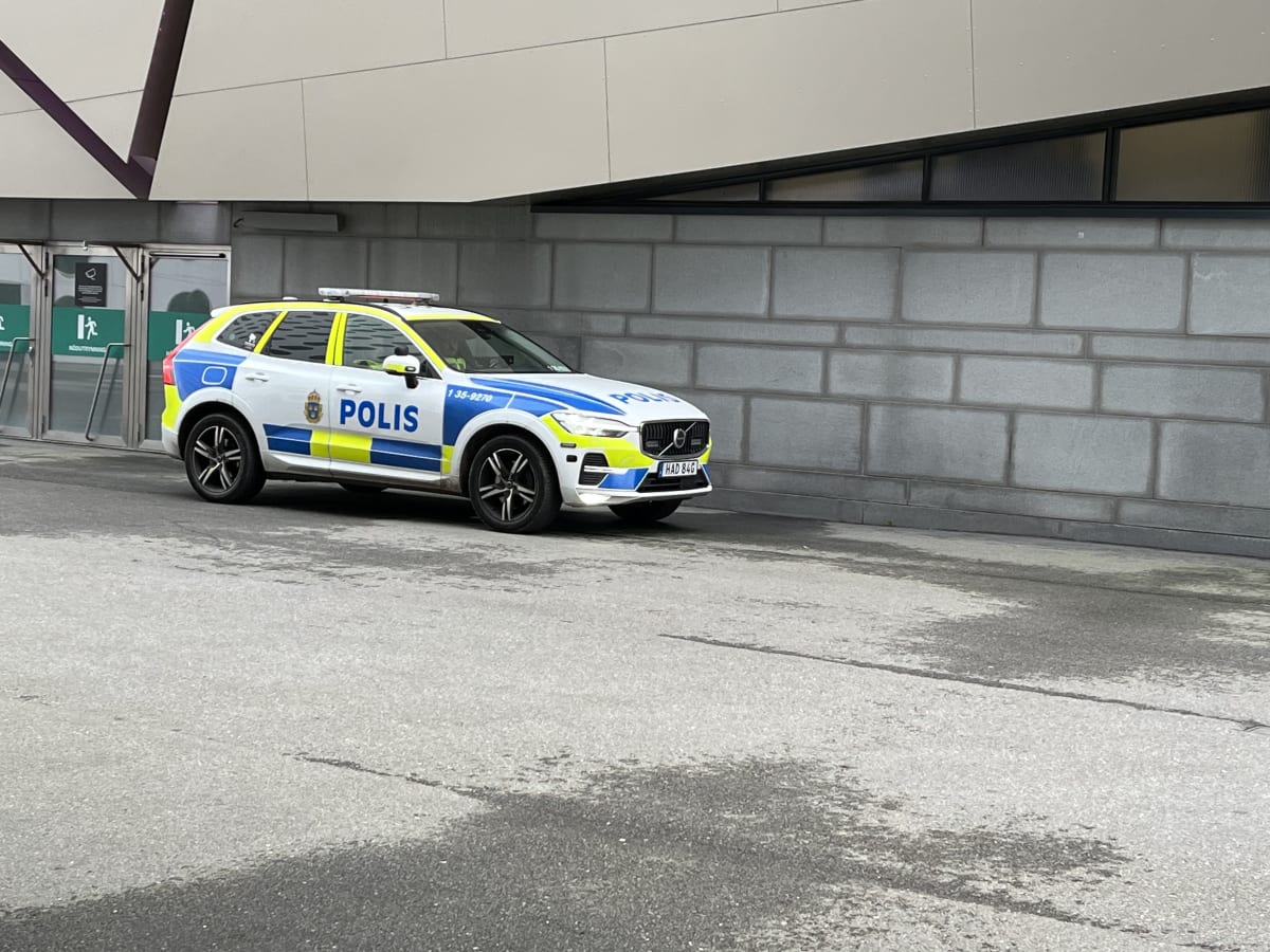 Blomlåda kastades från bro och träffade bil i Solna