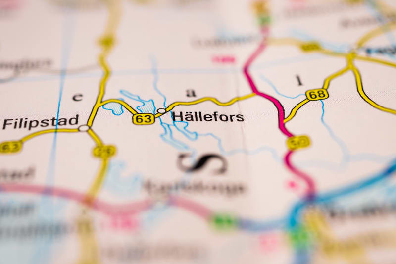 Bilden visar en detalj av en färgglad tryckt karta med fokus på orter och vägar. Orterna Filipstad och Hällefors är tydligt markerade. Vägar med beteckningarna 63 och 68 framträder som gula linjer med röda konturer. Även mindre vägar och vattendrag s