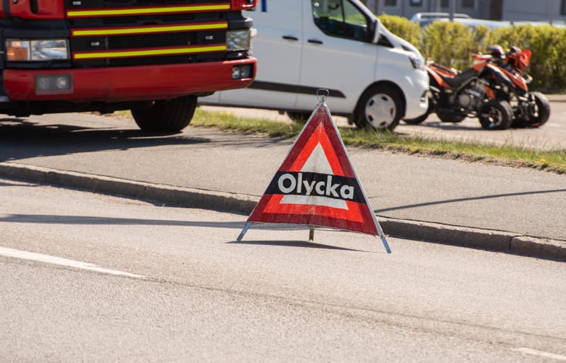 Fyrhjuling krockade med träd i Eringsboda – passagerare förd till sjukhus