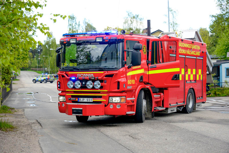 Brand i avfallsanläggning i Hässleholm – polis biträdde vid släckning