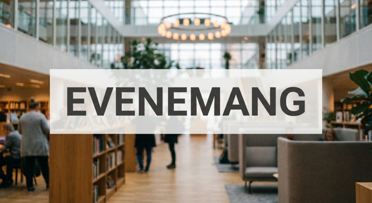 Bilden visar ett inomhusmiljö, troligen ett bibliotek eller en stor offentlig plats. I förgrunden syns bokhyllor fyllda med böcker och några suddiga personer, varav en sitter vid ett bord. Golvet är ljust trä. I bakgrunden finns moderna sittmöbler oc