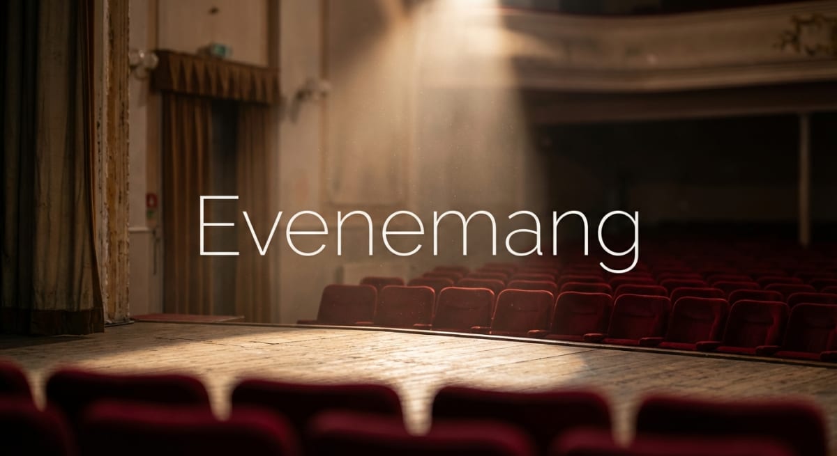 Bilden föreställer en scen och sittplatser i en teatersalong eller biograf. En stor del av bilden upptas av rader av tomma, röda sammetsstolar som sträcker sig bakåt från förgrunden mot en mörkare bakgrund. Längst fram syns en upplyst träscen. Från övre delen av bilden faller en ljusstråle diagonalt ner mot scenen, som belyser dammpartiklar i luften. Texten "Evenemang" står centrerad i bilden med vita bokstäver. Till vänster om scenen syns en mörkbrun gardin uppdragen, och i bakgrunden skymtar ytterligare delar av teaterinredningen, såsom balkonger eller väggar, som är mörkare och mindre skarpa.