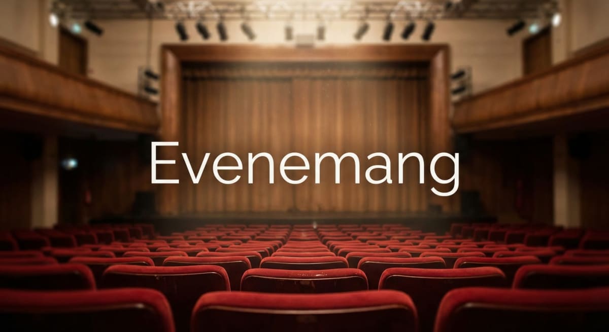 Bilden visar interiören av en tom teatersalong eller biograf. Framträdande i förgrunden är rader av röda, vad som ser ut som sammetsklädda fåtöljer, snett vinklade mot scenen. Scenen är synlig i bakgrunden med en stängd brun ridå. Ovanför scenen syns belysningsarmaturer och en balkong av trä sträcker sig längs sidorna av lokalen. En stor vit text som lyder "Evenemang" är placerad centrerat i bilden, framför scenen. Ljuset kommer uppifrån och framifrån, vilket skapar en ljuspunkt på scenridån.