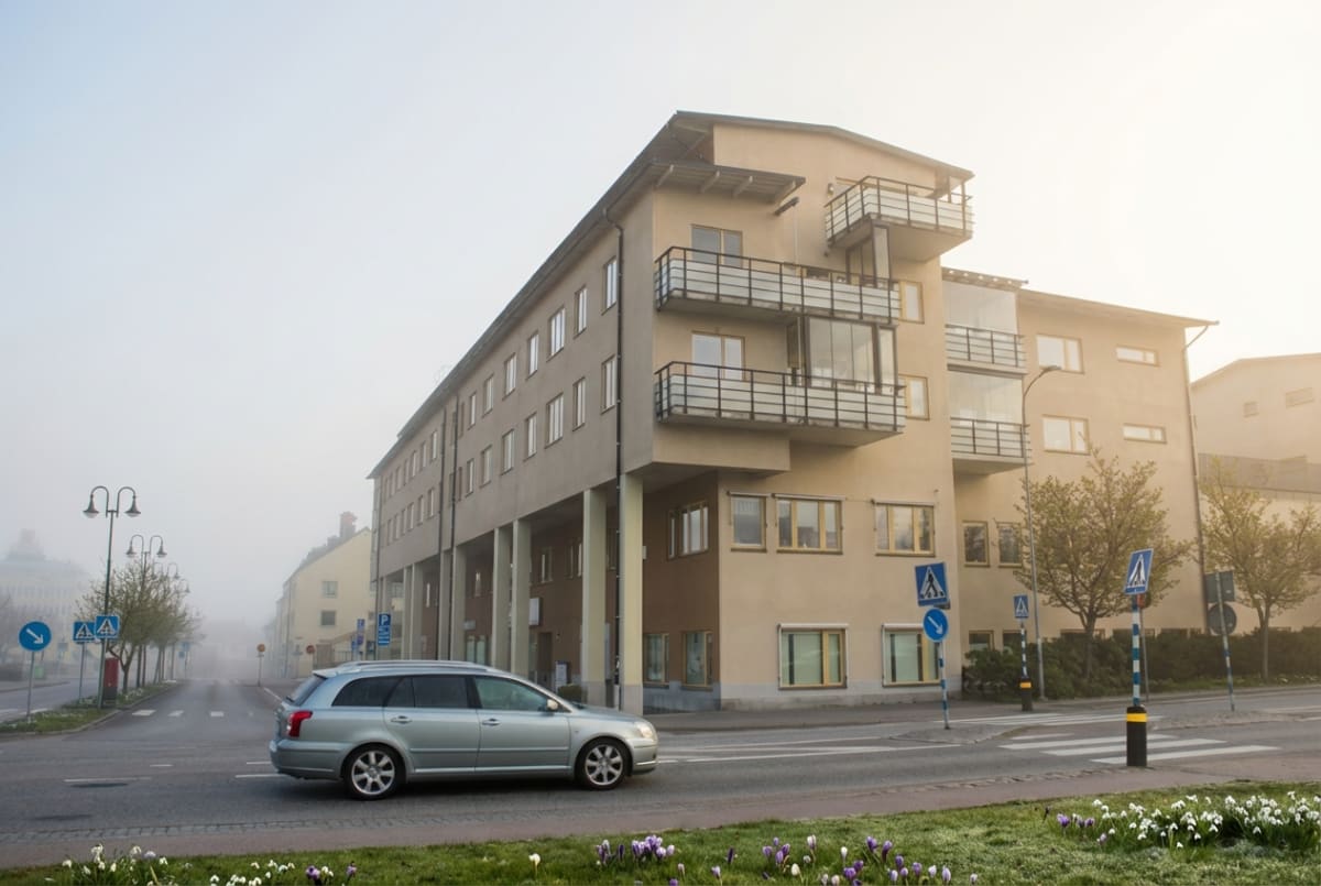 Brand i lägenhet i Alvesta – räddningstjänst och ambulans på plats