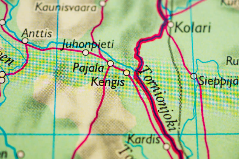 En närbild av en karta som visar ett område med text som nämner orterna Kaunisvaara, Anttis, Juhonpieti, Pajala, Kengis, Kolari, Sieppijärvi, Kardis och Tornionjoki. Kartan har ljusgrön bakgrund med röda och blå linjer som representerar vägar eller g