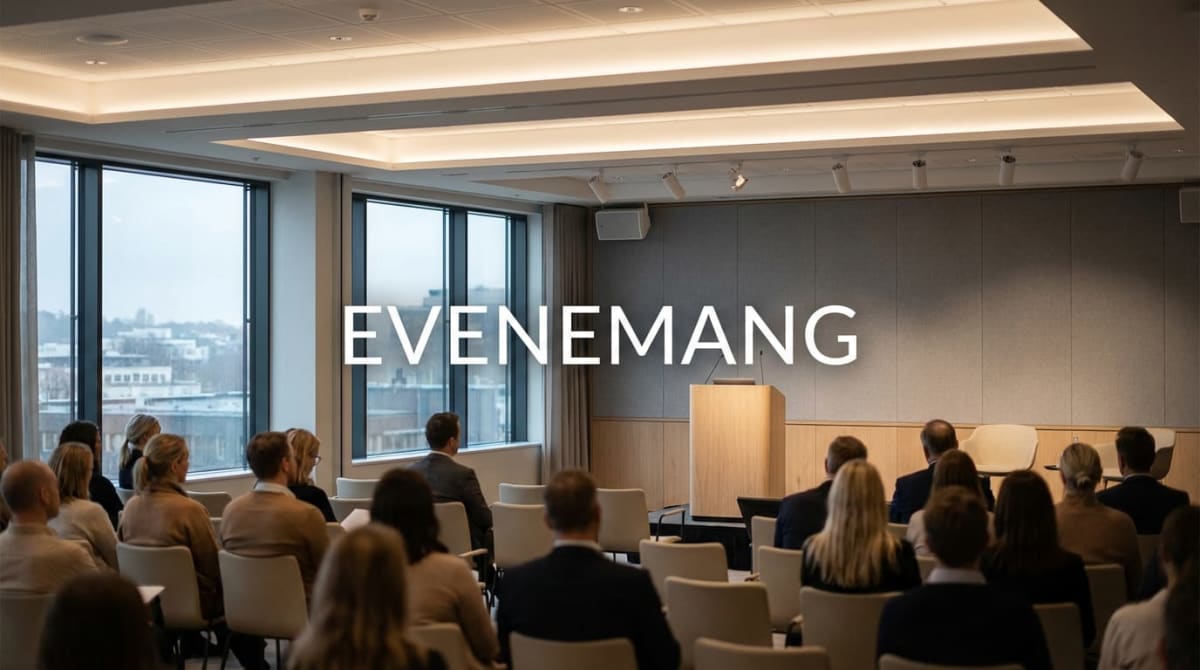 En bild från en konferens eller ett evenemang där en grupp människor sitter vända mot en talarstol under ett upplyst tak. I bakgrunden syns stora fönster med utsikt över en stadssiluett. Texten "EVENEMANG" är överlagrad mitt på bilden.