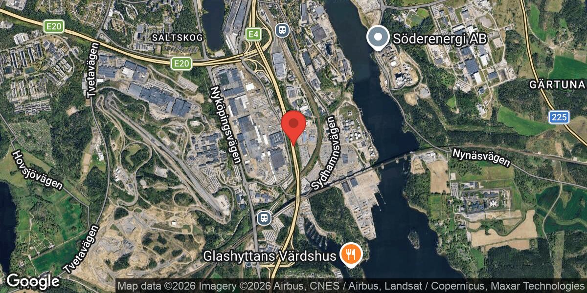 Nedfallet träd blockerar höger körbana på E4 vid Södertälje Syd