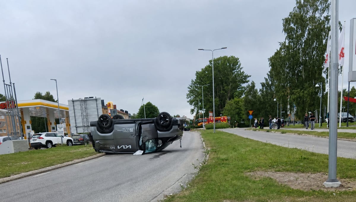 Skåpbil voltade efter krock med a-traktor