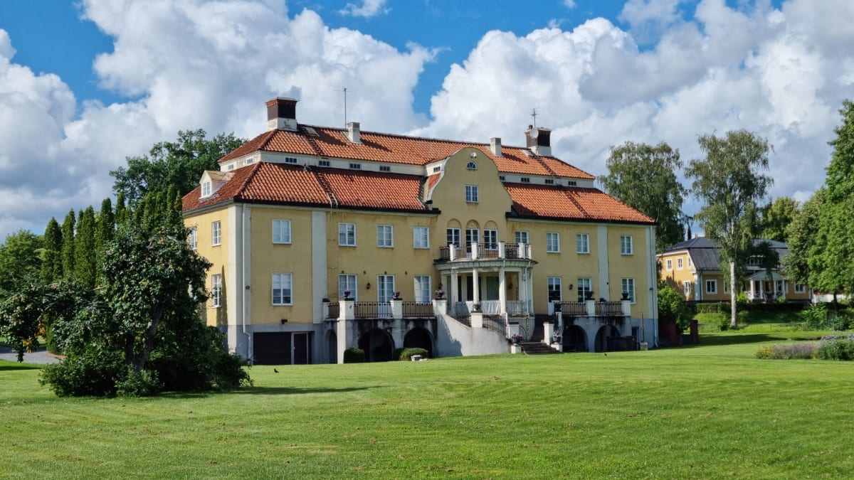 Molnigt, lätt regn och snabba notiser