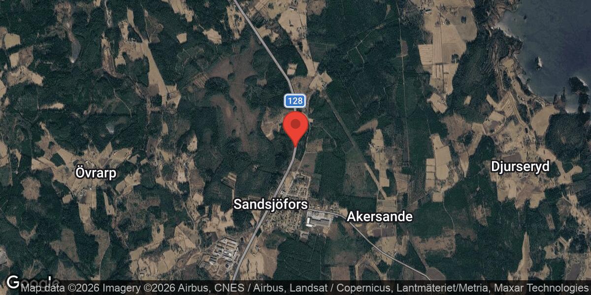 Brand i personbil norr om Sandsjöfors på väg 128