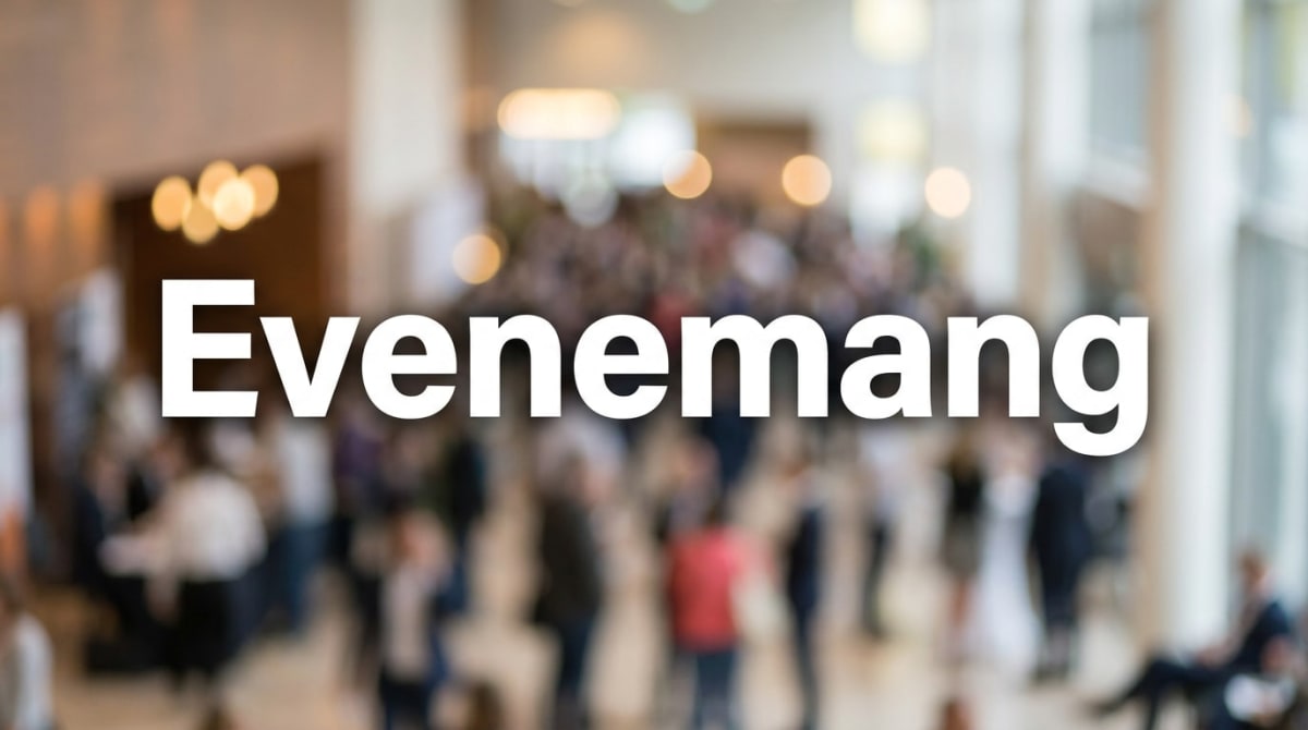 En suddig bild av en folkmassa inomhus med många otydliga personer. I förgrunden står texten "Evenemang" i stora vita bokstäver. Bakgrunden visar en interiör med ljusa ytor och några lampor med bokeh-effekt.