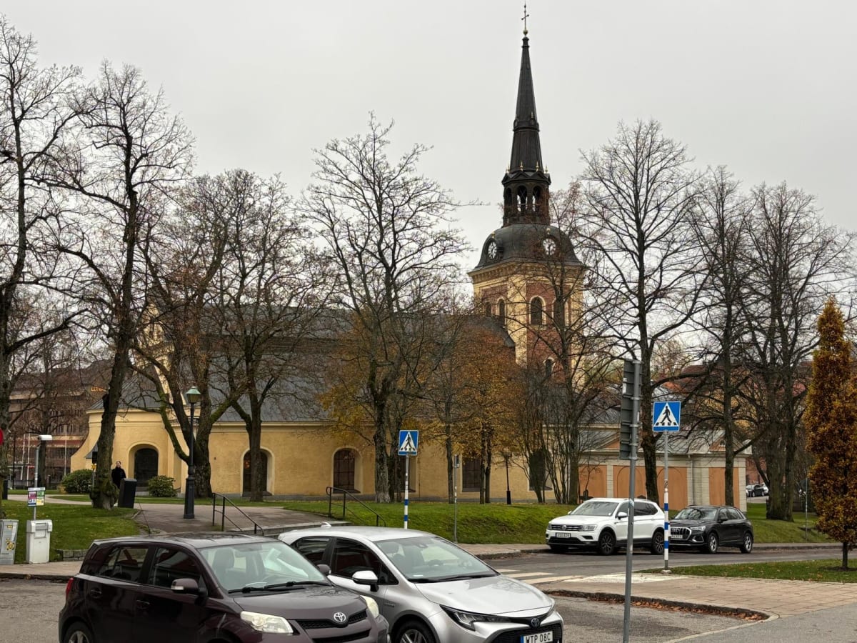 Två gripna efter försök att ta koppartak vid kyrkogård i Södertälje