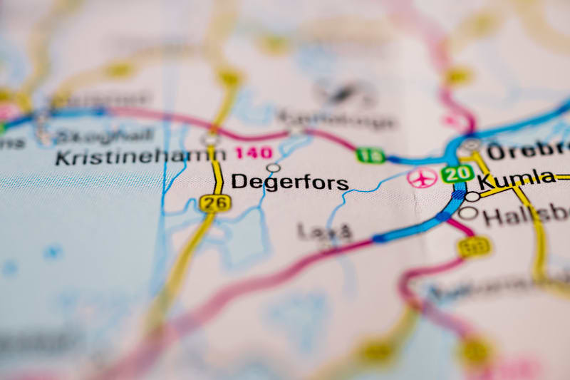 Bilden visar ett utsnitt av en karta, troligen en vägkarta, med fokus på området runt Degerfors i Sverige. Olika vägar är markerade med färgglada linjer och nummer, exempelvis väg 26 i gult och väg 20 i blått/grönt. Namnen på orter som Kristinehamn,