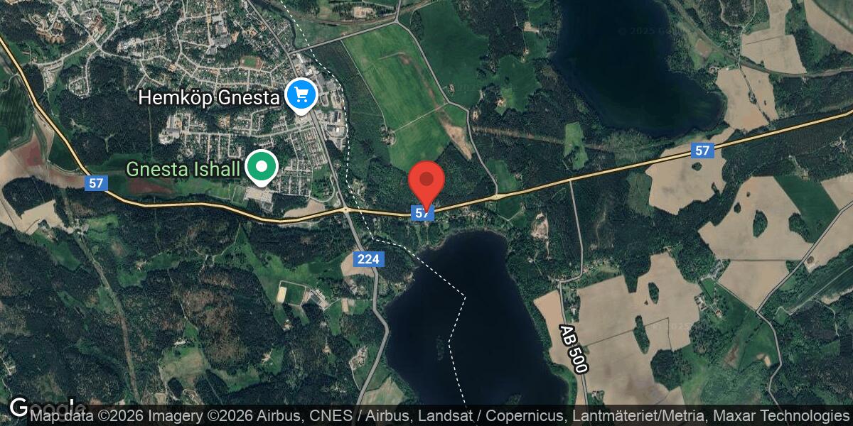 Nedfallet träd blockerade körfält på väg 57 mellan Mölnbo och Gullbäck