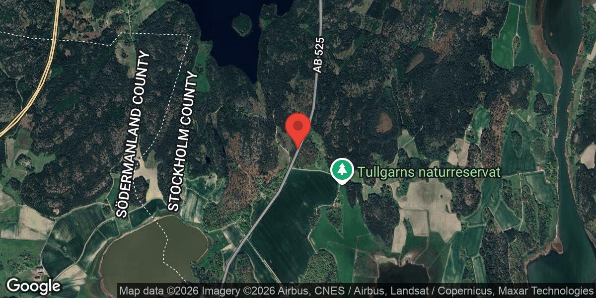 Nedfallet träd orsakade stor påverkan på väg 525 mellan Tullgarns slott och Sörby