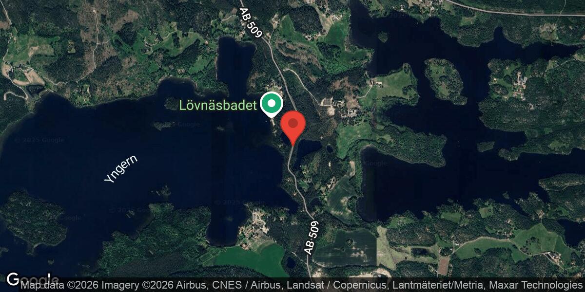 Nedfallet träd blockerade väg 509 vid Sätravik – händelsen avslutad