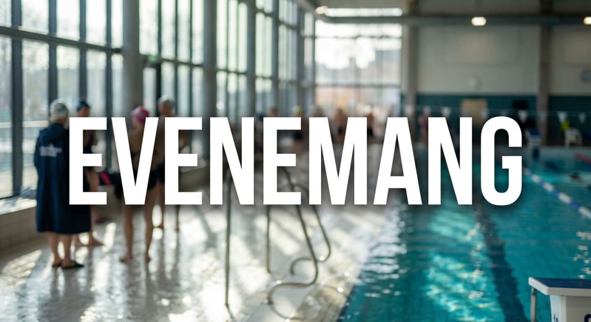 Bilden visar ett inomhusbad med en simbassäng där flera personer står vid kanten. Vattnet i bassängen är blått och reflekterar ljus. Till höger i förgrunden syns en vit startpall med blå detaljer. Bredvid bassängen finns metallräcken för nedgång i vattnet. I bakgrunden syns stora fönster som släpper in naturligt ljus, och en del av fönstren har en rutstruktur. Personerna i bilden är oskarpa, men det ser ut som de bär badkläder och badmössor. En person i förgrunden till vänster bär en mörkblå morgonrock. Golvet är ljust och reflekterande. Över bilden ligger en stor vit text som lyder "EVENEMANG".