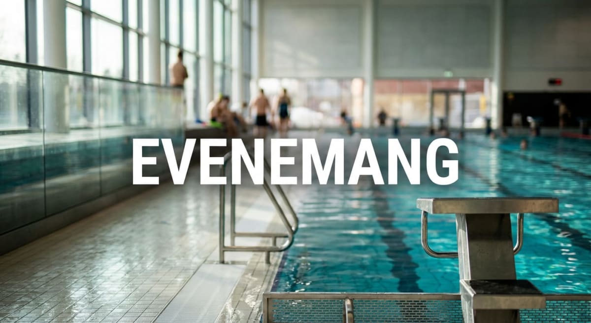 Bilden visar interiören av en simhall med ett ljust, öppet utrymme. I förgrunden till höger syns en startpall vid kanten av en simbassäng fylld med turkosblått vatten. Vattnet reflekterar ljus från stora fönster som sträcker sig längs hela vänstra sidan av hallen. Längs bassängkanten på vänster sida finns ett glasräcke och en kaklad yta där flera personer befinner sig, varav några är delvis skymda i bakgrunden. En enskild person står vid fönstret längst bort till vänster. I den mellersta delen av simhallen syns flera personer på avstånd, de flesta klädda för simning. I den högra delen av bassängen syns fler badande personer. Ett silverfärgat räcke leder ner i vattnet. Ordet "EVENEMANG" visas som en vit text över mitten av bilden.