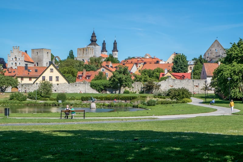 Visby bakom murar och plank