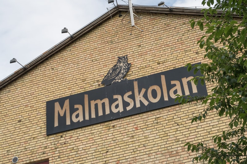 Arbetsplatsolycka i Köping – man klämde handen mellan lastbil och sopkärl