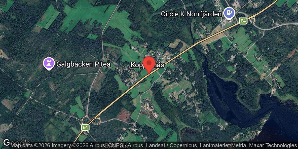 Personbil i diket på E4 mellan Kopparnäs och Åbäcksfjärden