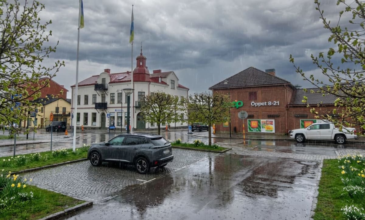 Molnig måndag med vägarbeten och fokus på hudhälsa