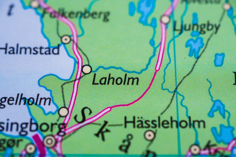 En närbild av en karta som visar ett område i södra Sverige. Städer som Laholm, Halmstad, Helsingborg, Hässleholm, Ljungby och Falkenberg är synliga. Vägar och vattendrag representeras med linjer på en grön bakgrund.