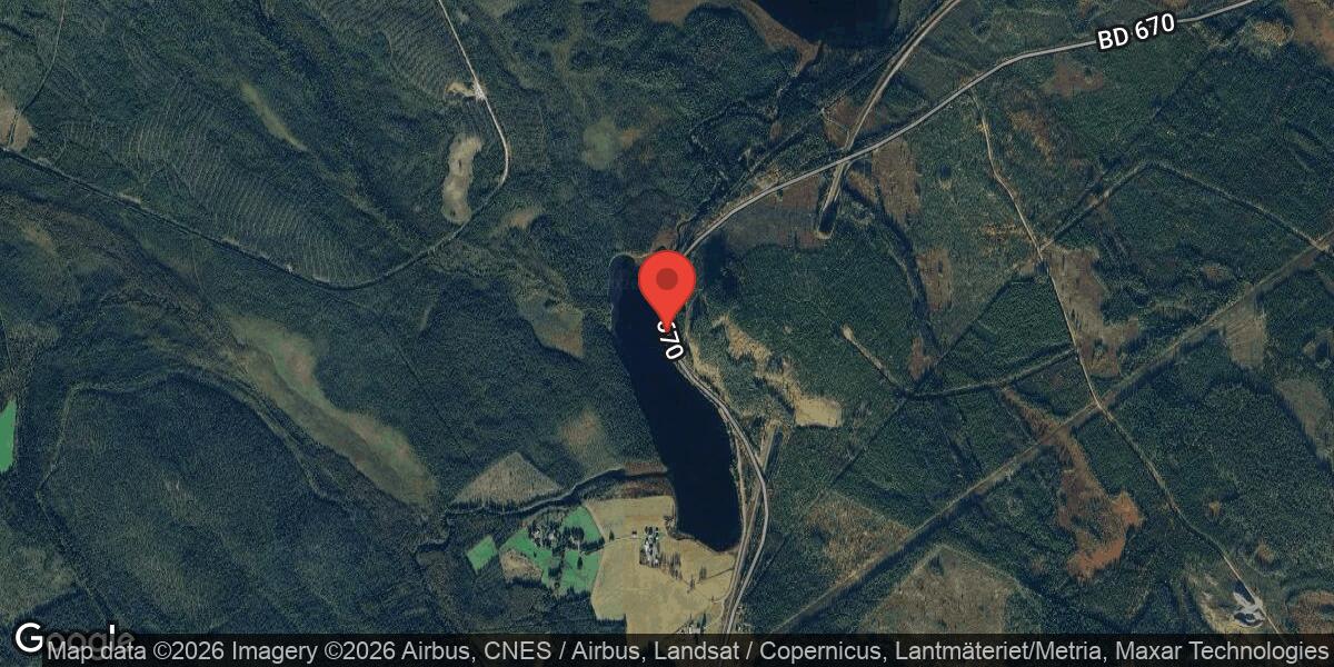 Stillastående traktor orsakar begränsad framkomlighet på väg 670 vid Bergträsk