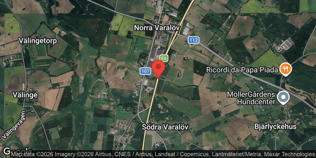 Brand i personbil på E6 mellan Strövelstorp och N Varalöv