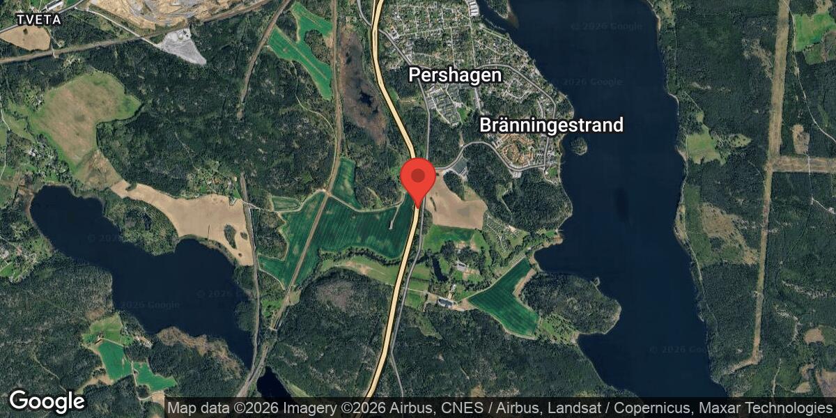 Lastbil körde in i sidoräcket på E4 mellan Järna och Södertälje syd