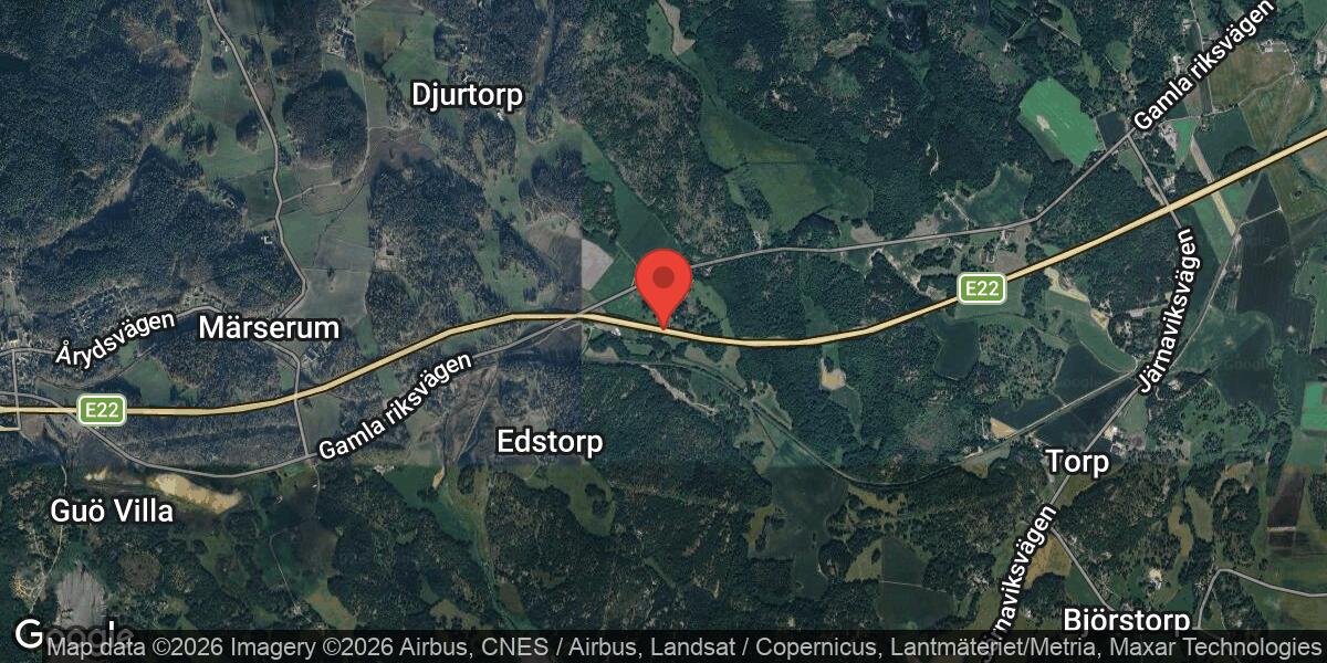 E22 avstängd vid Åryd på grund av omfattande brand