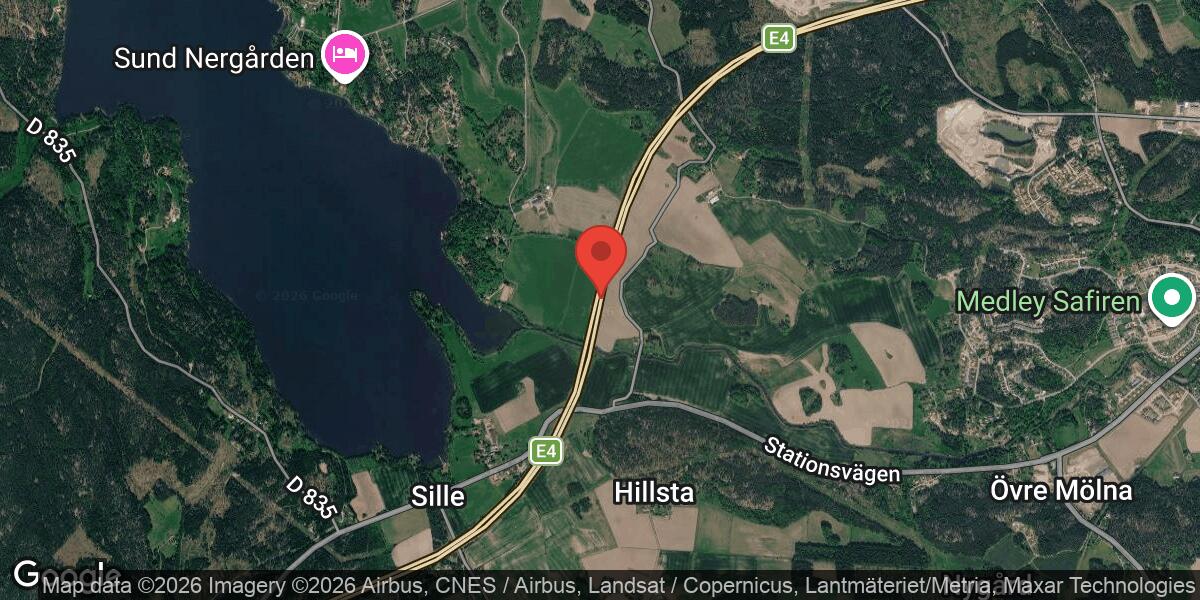 Vägarbete med vägmålning på E4 mellan Lästringe och Tullgarn