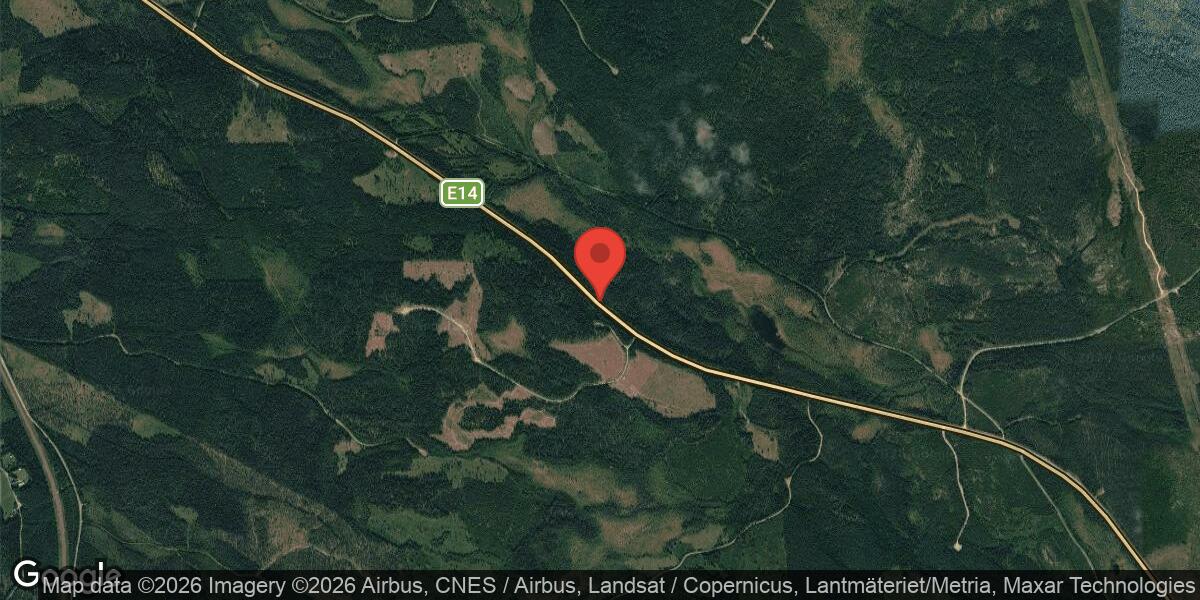 Vägarbete med sopning på E14 mellan Bräcke och Bensjö