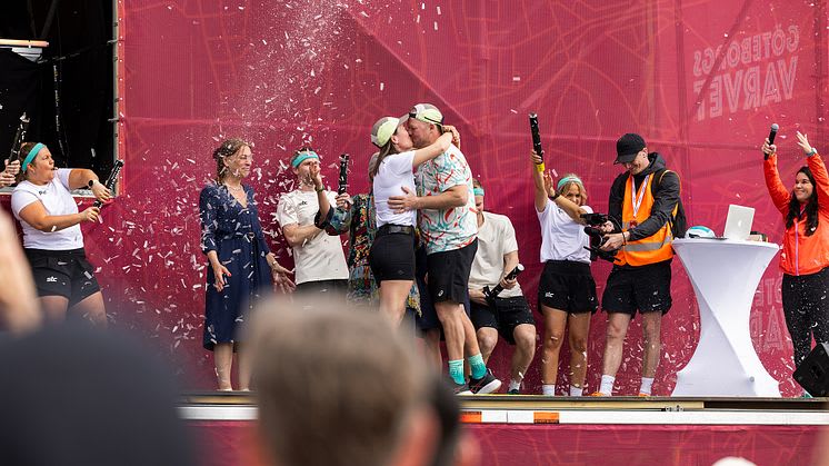 De gifte sig vid startlinjen – nu firar Josefine och Robert ett år som gifta på Göteborgsvarvet
