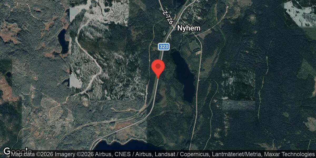 Nedfallet träd blockerar väg vid järnvägsövergången i Nyhem