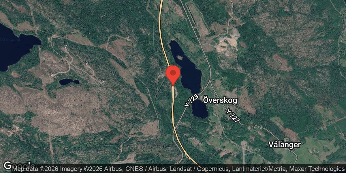Personbil körde in i mitträcket på E4 mellan Överdal och Utansjö