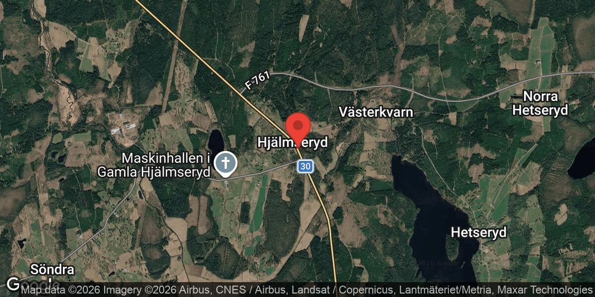 Nedfallet träd blockerade väg 30 mellan Hjälmseryd och Gamla Hjälmseryd